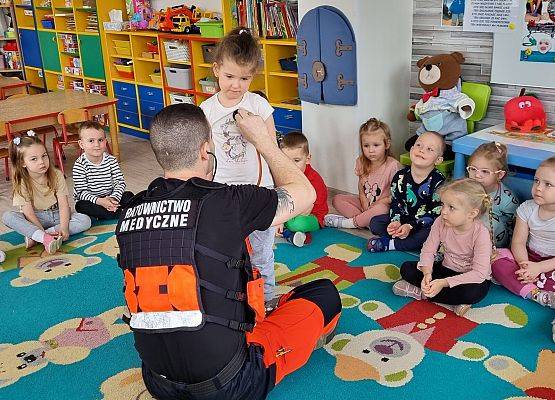 RATOWNIK  MEDYCZNY  Z  WIZYTĄ  U  MALUSZKÓW  I  ŚREDNIAKÓW grafika