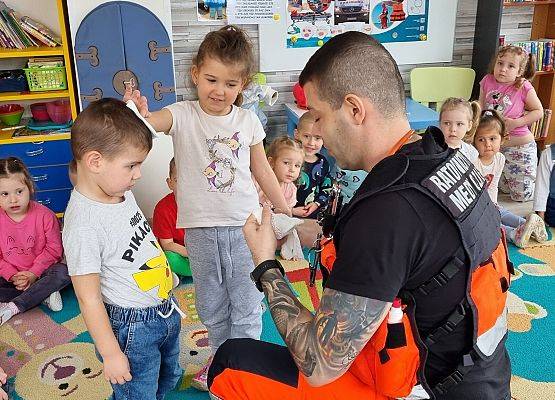 RATOWNIK  MEDYCZNY  Z  WIZYTĄ  U  MALUSZKÓW  I  ŚREDNIAKÓW grafika