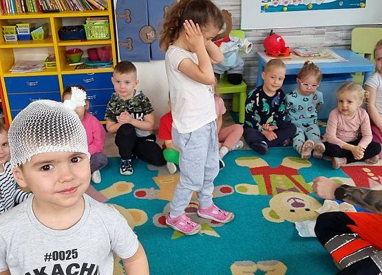 RATOWNIK  MEDYCZNY  Z  WIZYTĄ  U  MALUSZKÓW  I  ŚREDNIAKÓW grafika