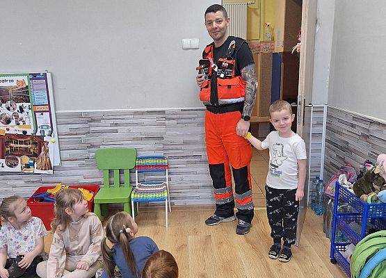 RATOWNIK  MEDYCZNY  Z  WIZYTĄ  U  MALUSZKÓW  I  ŚREDNIAKÓW grafika