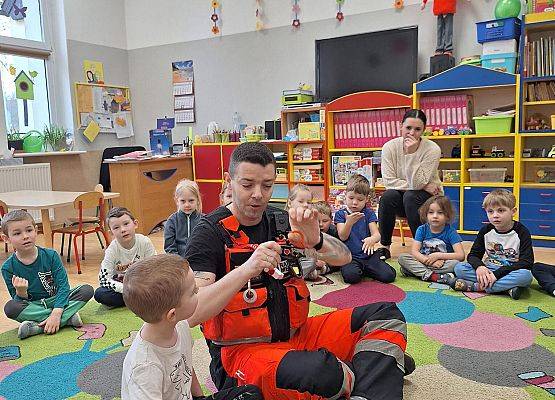 RATOWNIK  MEDYCZNY  Z  WIZYTĄ  U  MALUSZKÓW  I  ŚREDNIAKÓW grafika