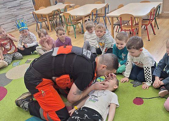 RATOWNIK  MEDYCZNY  Z  WIZYTĄ  U  MALUSZKÓW  I  ŚREDNIAKÓW grafika
