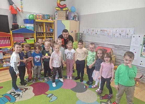 RATOWNIK  MEDYCZNY  Z  WIZYTĄ  U  MALUSZKÓW  I  ŚREDNIAKÓW grafika