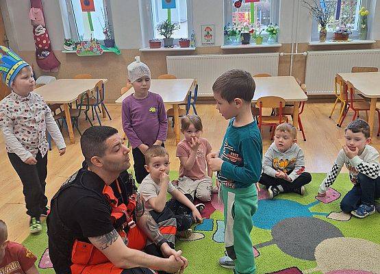 RATOWNIK  MEDYCZNY  Z  WIZYTĄ  U  MALUSZKÓW  I  ŚREDNIAKÓW grafika