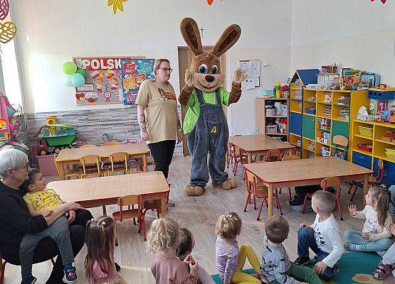 KRÓLIK  ALEX  Z  WIZYTĄ  U  MISIAKÓW  I  ŻABEK grafika
