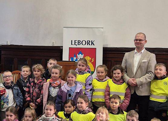 KOTKI  I  PSZCZÓŁKI  W  LĘBORSKIM  RATUSZU grafika