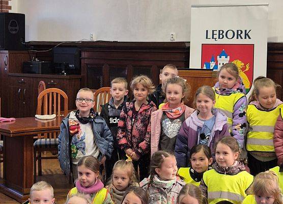 KOTKI  I  PSZCZÓŁKI  W  LĘBORSKIM  RATUSZU grafika