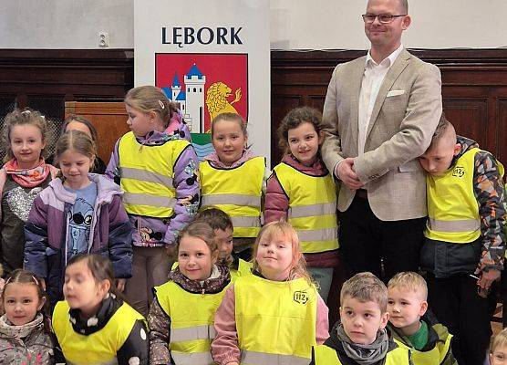 KOTKI  I  PSZCZÓŁKI  W  LĘBORSKIM  RATUSZU grafika