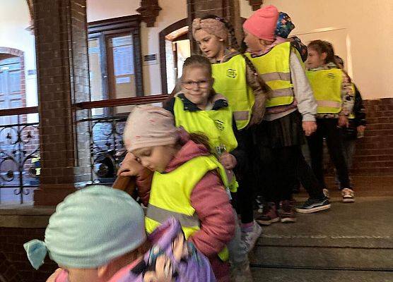 KOTKI  I  PSZCZÓŁKI  W  LĘBORSKIM  RATUSZU grafika