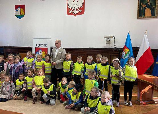 KOTKI  I  PSZCZÓŁKI  W  LĘBORSKIM  RATUSZU grafika