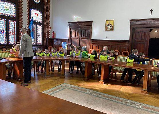 KOTKI  I  PSZCZÓŁKI  W  LĘBORSKIM  RATUSZU grafika