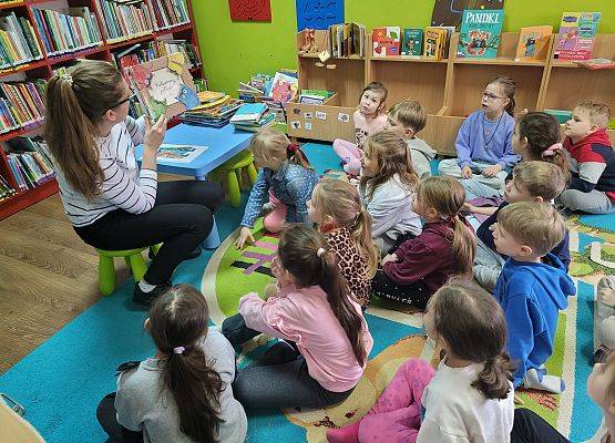 BIBLIOTEKA  NA  PSZCZÓŁKI  I  KOTKI  CZEKA grafika