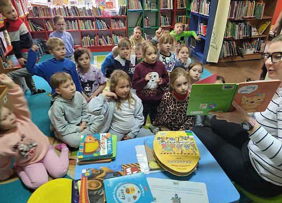 BIBLIOTEKA  NA  PSZCZÓŁKI  I  KOTKI  CZEKA grafika