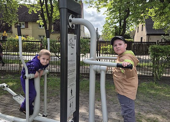 KOTKI ZWIEDZAJA TEREN SZKOŁY NR8 W LĘBORKU grafika