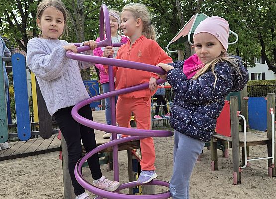 KOTKI ZWIEDZAJA TEREN SZKOŁY NR8 W LĘBORKU grafika