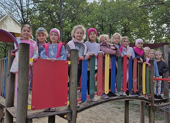 KOTKI ZWIEDZAJA TEREN SZKOŁY NR8 W LĘBORKU grafika