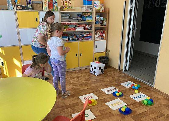 GRUPY STARSZAKÓW Z WIZYTĄ W SPOŁECZNEJ SZKOLE  PODSTAWOWEJ JĘZYKOWEJ grafika