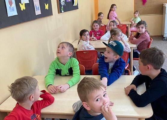 GRUPY STARSZAKÓW Z WIZYTĄ W SPOŁECZNEJ SZKOLE  PODSTAWOWEJ JĘZYKOWEJ grafika