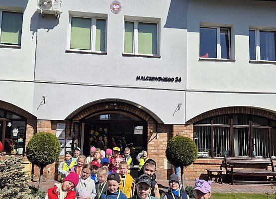 GRUPY STARSZAKÓW Z WIZYTĄ W SPOŁECZNEJ SZKOLE  PODSTAWOWEJ JĘZYKOWEJ grafika