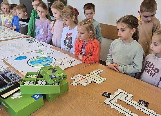GRUPY STARSZAKÓW Z WIZYTĄ W SPOŁECZNEJ SZKOLE  PODSTAWOWEJ JĘZYKOWEJ grafika