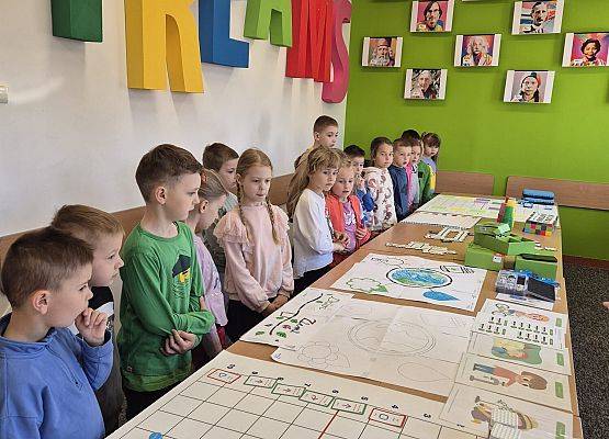 GRUPY STARSZAKÓW Z WIZYTĄ W SPOŁECZNEJ SZKOLE  PODSTAWOWEJ JĘZYKOWEJ grafika