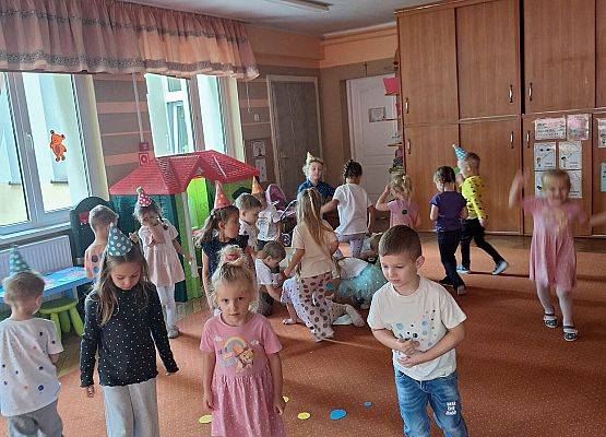 DZIEŃ KROPKI W PRZEDSZKOLU grafika