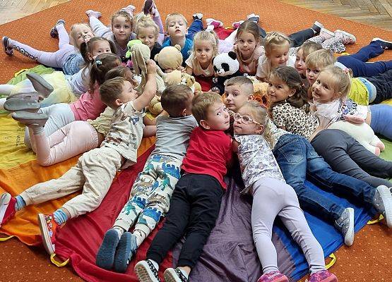 DZIEŃ  PRZEDSZKOLAKA  PEŁEN  ZABAW grafika