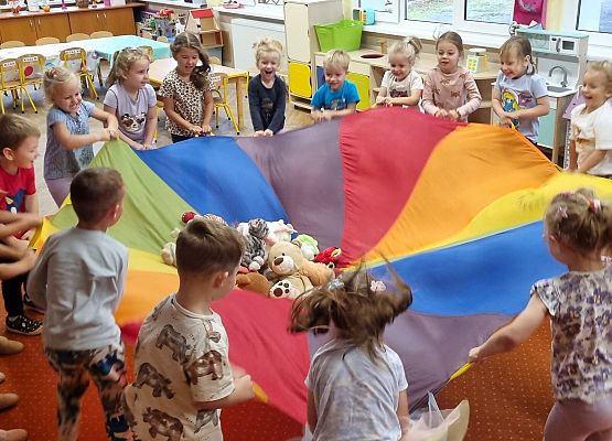 DZIEŃ  PRZEDSZKOLAKA  PEŁEN  ZABAW grafika