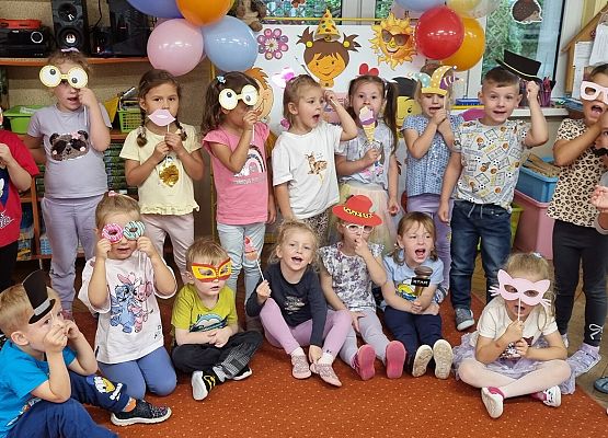 DZIEŃ  PRZEDSZKOLAKA  PEŁEN  ZABAW grafika