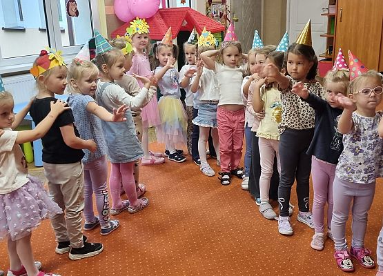 DZIEŃ  PRZEDSZKOLAKA  PEŁEN  ZABAW grafika