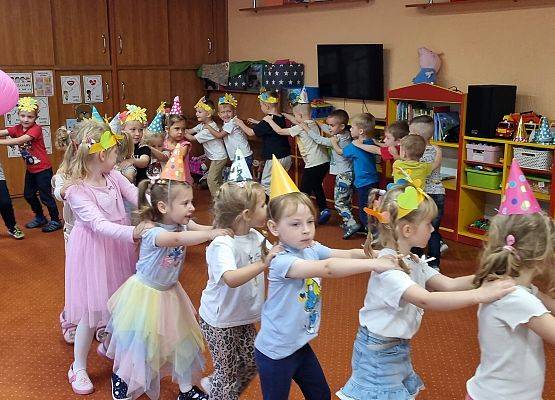 DZIEŃ  PRZEDSZKOLAKA  PEŁEN  ZABAW grafika