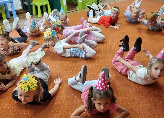 DZIEŃ  PRZEDSZKOLAKA  PEŁEN  ZABAW grafika