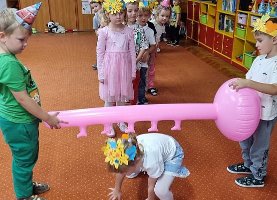 DZIEŃ  PRZEDSZKOLAKA  PEŁEN  ZABAW grafika