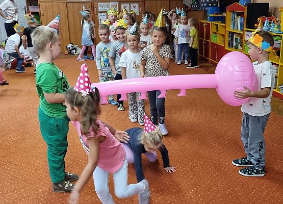 DZIEŃ  PRZEDSZKOLAKA  PEŁEN  ZABAW grafika