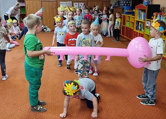 DZIEŃ  PRZEDSZKOLAKA  PEŁEN  ZABAW grafika