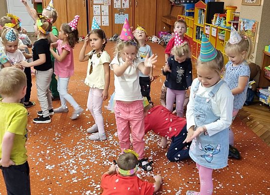 DZIEŃ  PRZEDSZKOLAKA  PEŁEN  ZABAW grafika