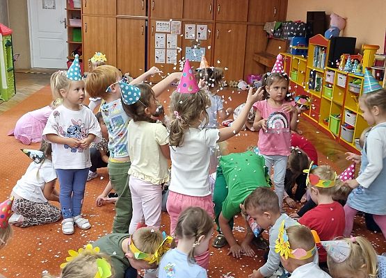DZIEŃ  PRZEDSZKOLAKA  PEŁEN  ZABAW grafika
