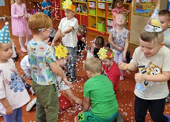 DZIEŃ  PRZEDSZKOLAKA  PEŁEN  ZABAW grafika