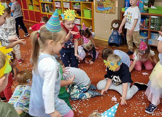 DZIEŃ  PRZEDSZKOLAKA  PEŁEN  ZABAW grafika