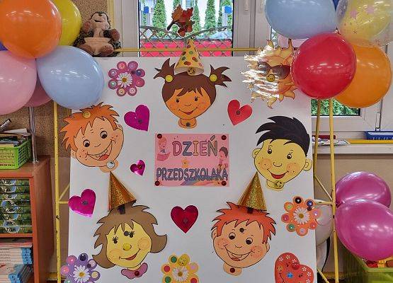 DZIEŃ  PRZEDSZKOLAKA  PEŁEN  ZABAW grafika