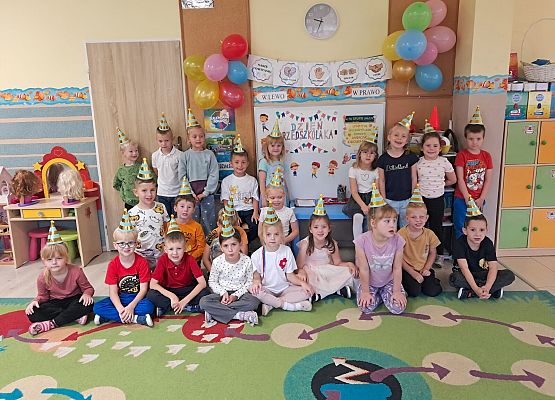 DZIEŃ  PRZEDSZKOLAKA  PEŁEN  ZABAW grafika