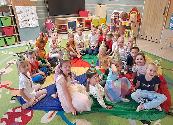 DZIEŃ  PRZEDSZKOLAKA  PEŁEN  ZABAW grafika