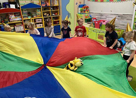 DZIEŃ  PRZEDSZKOLAKA  PEŁEN  ZABAW grafika