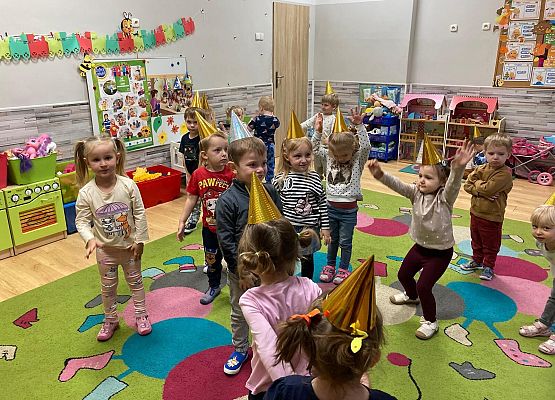 DZIEŃ  PRZEDSZKOLAKA  PEŁEN  ZABAW grafika