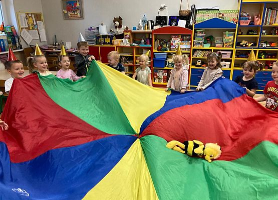 DZIEŃ  PRZEDSZKOLAKA  PEŁEN  ZABAW grafika