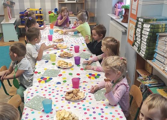 DZIEŃ  PRZEDSZKOLAKA  PEŁEN  ZABAW grafika