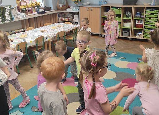 DZIEŃ  PRZEDSZKOLAKA  PEŁEN  ZABAW grafika