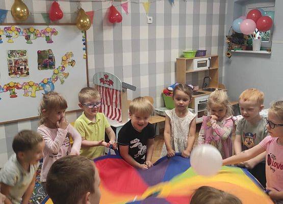 DZIEŃ  PRZEDSZKOLAKA  PEŁEN  ZABAW grafika