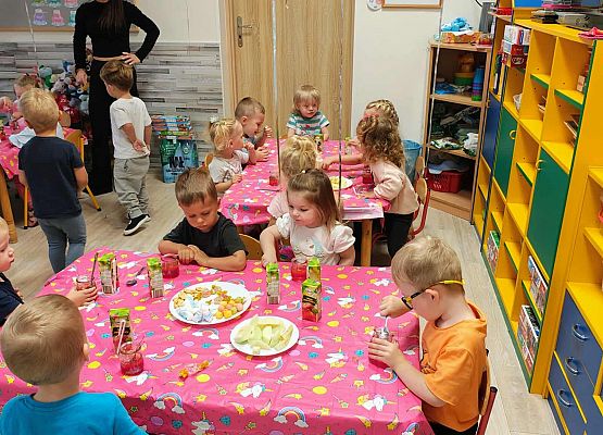 DZIEŃ  PRZEDSZKOLAKA  PEŁEN  ZABAW grafika