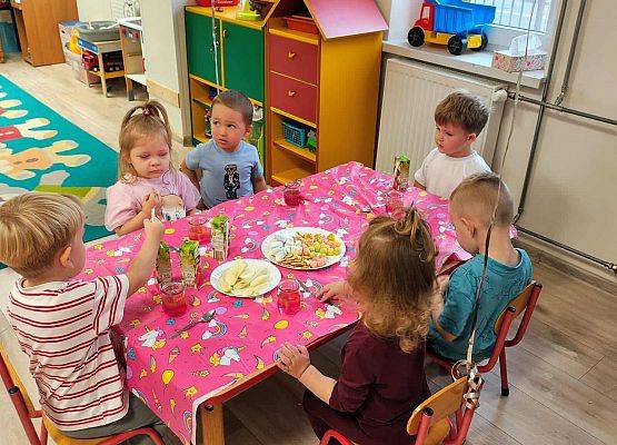 DZIEŃ  PRZEDSZKOLAKA  PEŁEN  ZABAW grafika